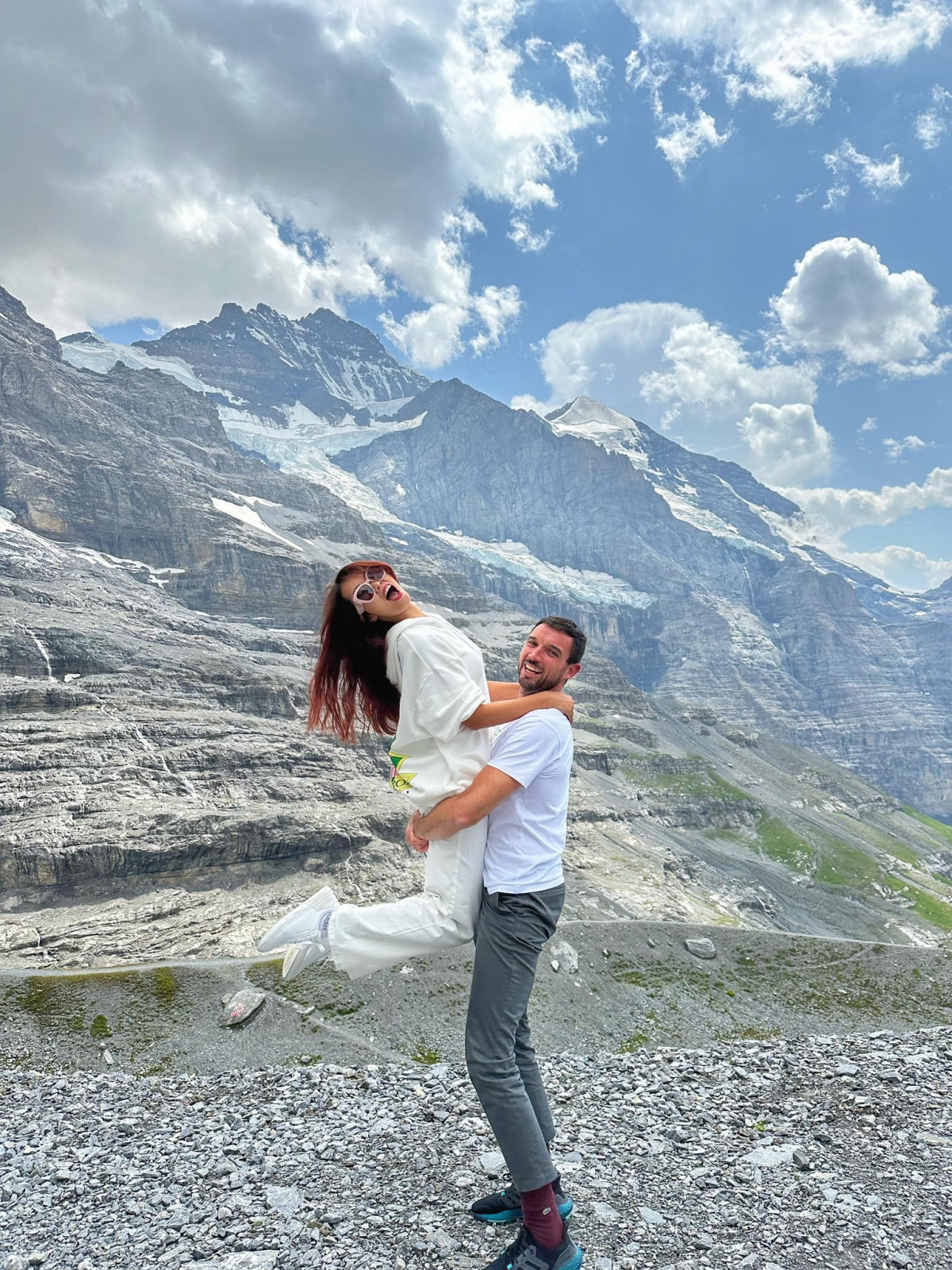 Cuộc h&ocirc;n nh&acirc;n vi&ecirc;n m&atilde;n của si&ecirc;u mẫu H&agrave; Anh v&agrave; chồng T&acirc;y - Ảnh 10.