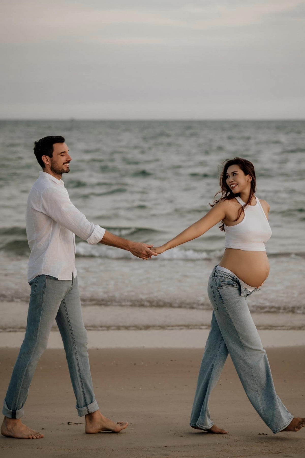 Cuộc h&ocirc;n nh&acirc;n vi&ecirc;n m&atilde;n của si&ecirc;u mẫu H&agrave; Anh v&agrave; chồng T&acirc;y - Ảnh 4.