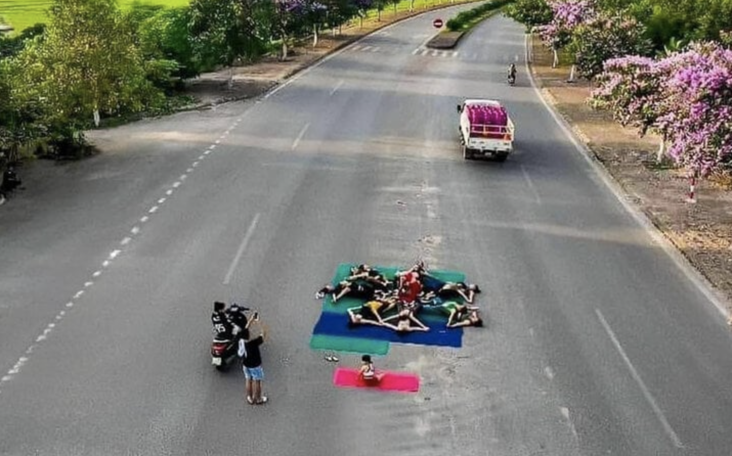 Xử phạt nhóm phụ nữ tập yoga, chụp ảnh check in giữa đường - Ảnh 1. Xử phạt nhóm phụ nữ tập yoga, chụp ảnh check in giữa đường - Ảnh 1.