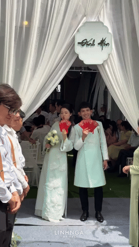 Hồng Duy Pinky hôn vợ thạc sĩ ngọt ngào trong lễ ăn hỏi, chàng MC trong đám cưới Công Phượng nay đã lập gia đình - Ảnh 8.