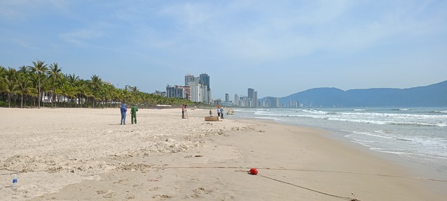 Nh&oacute;m 9 người bị s&oacute;ng cuốn tr&ocirc;i khi tắm biển Đ&agrave; Nẵng - Ảnh 2.
