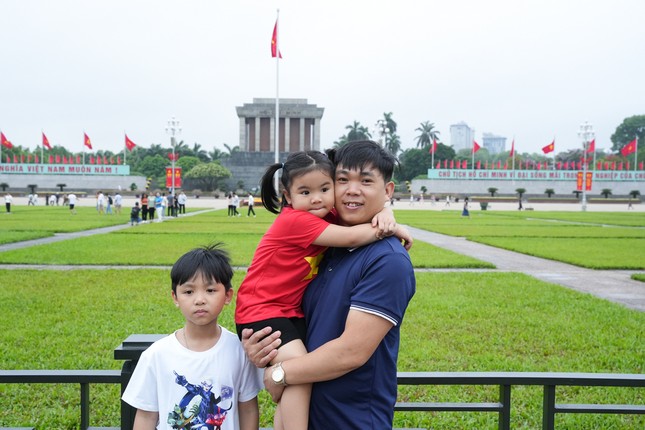 Thi&ecirc;ng li&ecirc;ng Lễ ch&agrave;o cờ tại quảng trường Ba Đ&igrave;nh kỷ niệm 134 năm ng&agrave;y sinh Chủ tịch Hồ Ch&iacute; Minh - Ảnh 13.