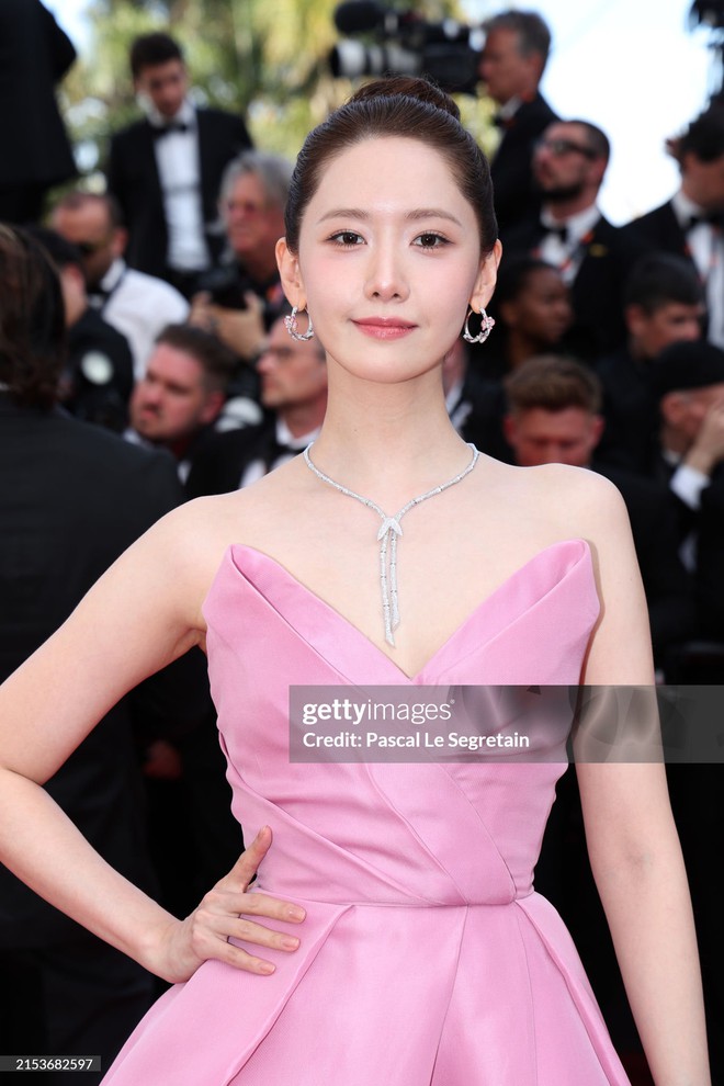 Thảm đỏ Cannes ngày 6: Yoona - Han So Hee đại chiến visual, Lay (EXO) bị ống kính hung thần dìm thảm - Ảnh 12.