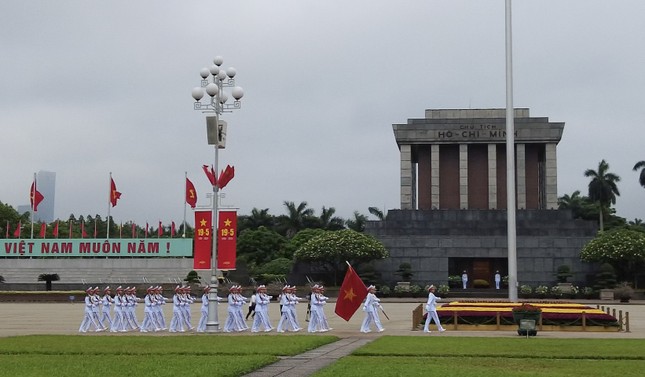Thi&ecirc;ng li&ecirc;ng Lễ ch&agrave;o cờ tại quảng trường Ba Đ&igrave;nh kỷ niệm 134 năm ng&agrave;y sinh Chủ tịch Hồ Ch&iacute; Minh - Ảnh 4.