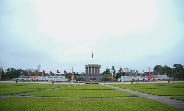 Thiêng liêng Lễ chào cờ tại quảng trườn…