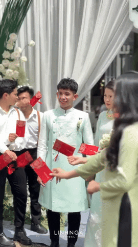 Hồng Duy Pinky hôn vợ thạc sĩ ngọt ngào trong lễ ăn hỏi, chàng MC trong đám cưới Công Phượng nay đã lập gia đình - Ảnh 7.