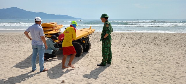 Nh&oacute;m 9 người bị s&oacute;ng cuốn tr&ocirc;i khi tắm biển Đ&agrave; Nẵng - Ảnh 1.