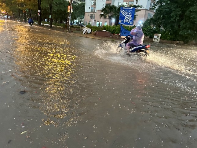 Nhiều tuyến phố Hà Nội ngập sâu sau mưa lớn chiều tối nay - Ảnh 7.