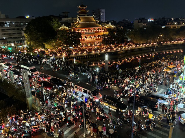 TP.HCM: Kẹt xe nghiêm trọng trong đêm thả hoa đăng mừng Đại lễ Phật đản - Ảnh 2.