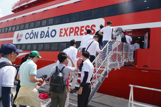 Bất ngờ lý do khách đi tàu cao tốc TPHCM - Côn Đảo vạ vật chờ trung chuyển - Ảnh 1.