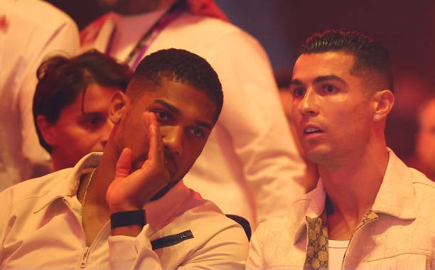 Ronaldo đi xe 13 tỷ, đeo đồng hồ 38 tỷ đi dự sự kiện, không ngờ vẫn bị đám đông la ó - Ảnh 4.
