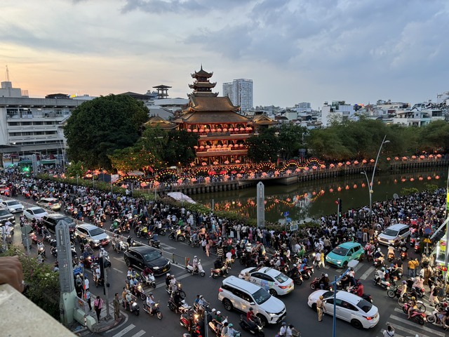 TP.HCM: Kẹt xe nghiêm trọng trong đêm thả hoa đăng mừng Đại lễ Phật đản - Ảnh 1.