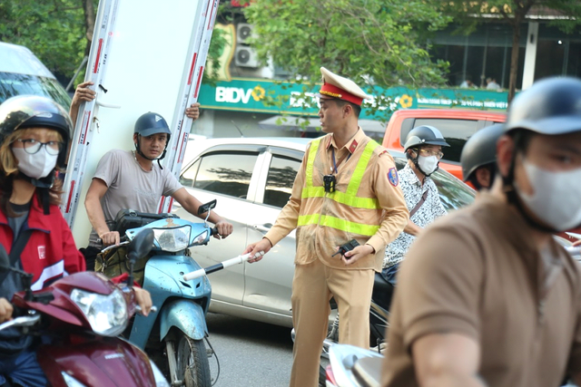 5 Tổ công tác đặc biệt của Công an Hà Nội đồng loạt xuất hiện trên đường phố để làm gì? - Ảnh 1.