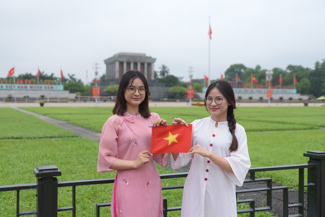 Thi&ecirc;ng li&ecirc;ng Lễ ch&agrave;o cờ tại quảng trường Ba Đ&igrave;nh kỷ niệm 134 năm ng&agrave;y sinh Chủ tịch Hồ Ch&iacute; Minh - Ảnh 8.