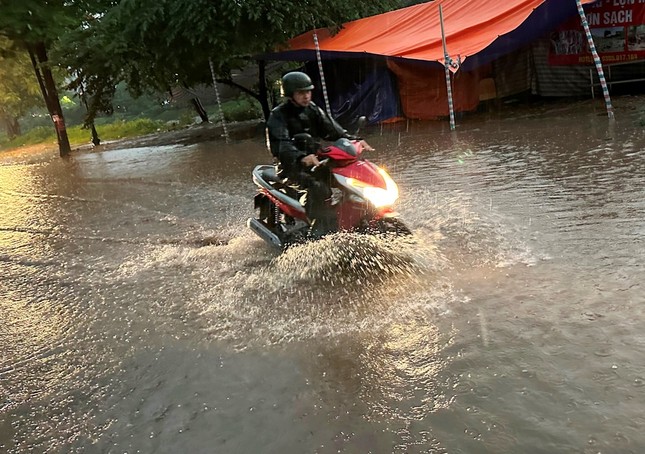 Nhiều tuyến phố Hà Nội ngập sâu sau mưa lớn chiều tối nay - Ảnh 2.