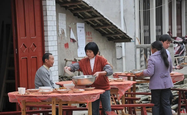 Mời cả làng dự mừng thọ 70 tuổi nhưng không ai đến, thấy cỗ bàn vắng tanh lạnh ngắt, ông lão mắt ngấn lệ nhận ra sai lầm - Ảnh 2.