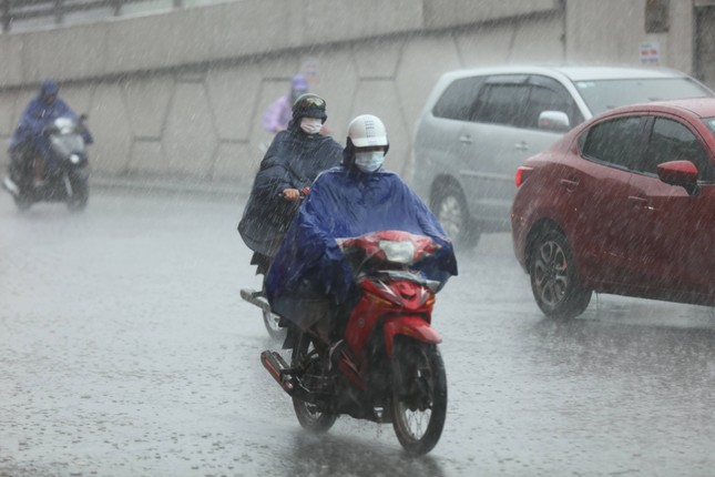 Hà Nội sắp đón thêm nhiều đợt mưa lớn - Ảnh 1.