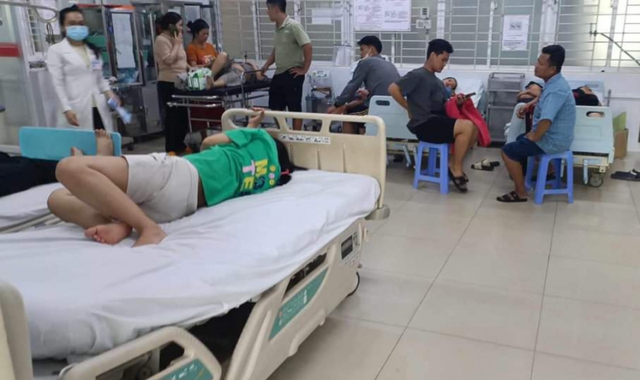 Vụ đau bụng, nôn ói sau ăn bánh mì tại TP Long Khánh:  Có đến 222 người phải vào bệnh viện - Ảnh 1.