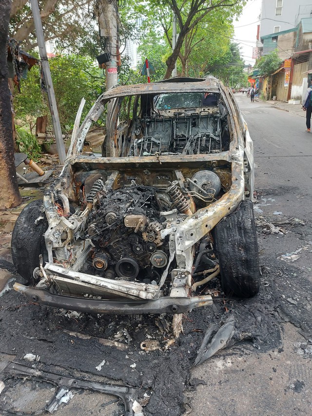 Clip xe BMW X5 cháy ngùn ngụt như hóa vàng giữa phố Hà Nội, danh tính chủ nhân là thứ bí ẩn hơn cả - Ảnh 3.