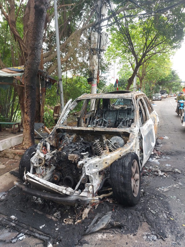 Clip xe BMW X5 cháy ngùn ngụt như hóa vàng giữa phố Hà Nội, danh tính chủ nhân là thứ bí ẩn hơn cả - Ảnh 2.