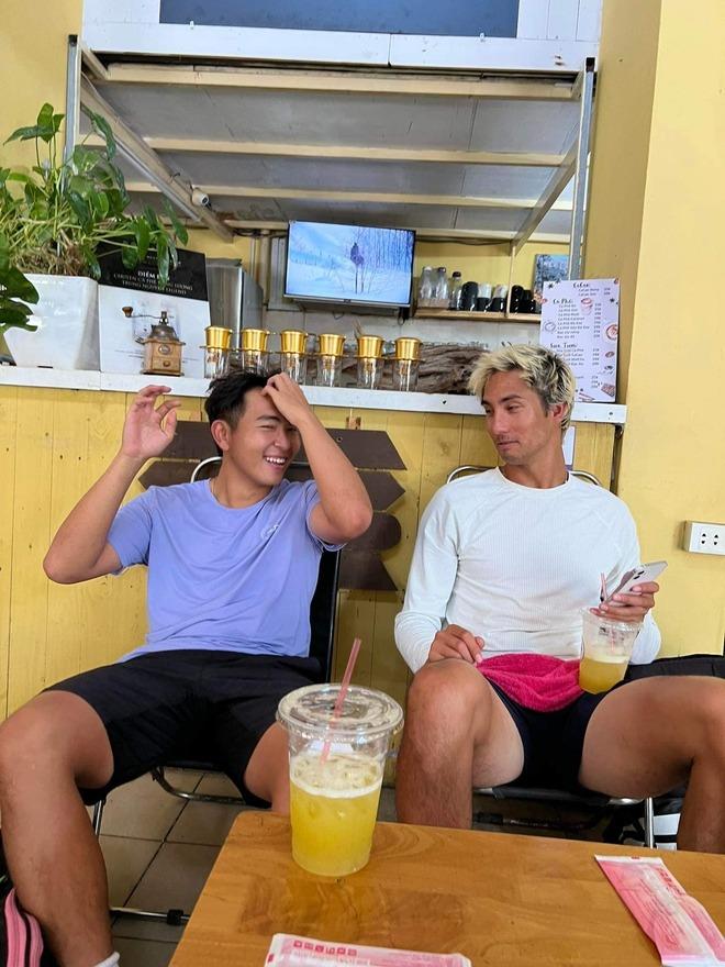 Phỏng vấn độc quyền trai đẹp top 37 Pickleball thế giới: Vừa ngầu vừa cao, mê tít nước mía, độc thân và mong tìm được bạn gái ở Việt Nam! - Ảnh 2.