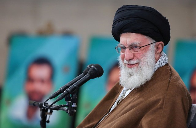 Iran xử lý thế nào nếu Tổng thống Raisi gặp chuyện xấu? - Ảnh 3.