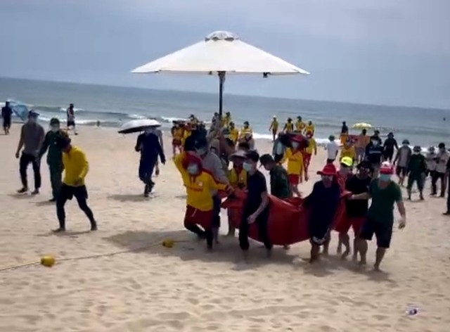 Diễn biến mới vụ 9 người bị sóng cuốn trôi khi tắm biển Đà Nẵng - Ảnh 1.