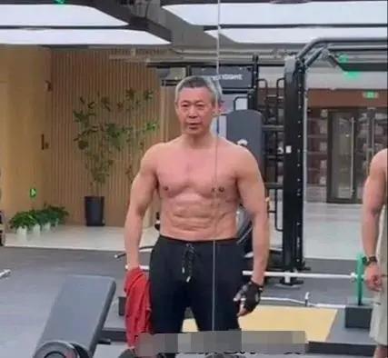 “Tào Tháo nghiện gym” 68 tuổi: Tóc đã bạc nhưng cơ bắp cường tráng như tuyệt phẩm, bí quyết gói gọn ở 1 thói quen khắc nghiệt - Ảnh 3.