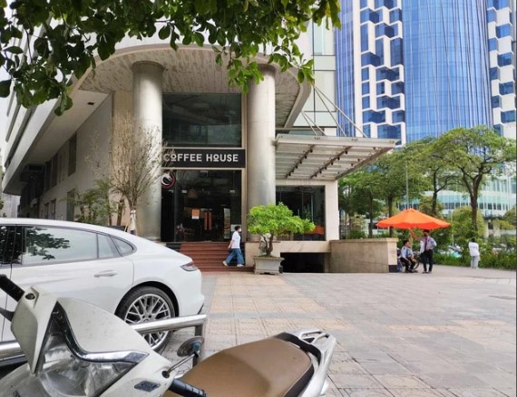 Vụ nữ b&aacute;c sĩ bị k&iacute;nh ở qu&aacute;n cafe rơi v&agrave;o người: Hai b&ecirc;n đ&atilde; thống nhất được phương &aacute;n giải quyết - Ảnh 1.