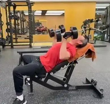 “Tào Tháo nghiện gym” 68 tuổi: Tóc đã bạc nhưng cơ bắp cường tráng như tuyệt phẩm, bí quyết gói gọn ở 1 thói quen khắc nghiệt - Ảnh 2.