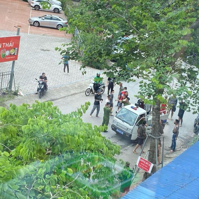 Vụ x&ocirc; x&aacute;t tại C&ocirc;ng ty bất động sản ở H&agrave; Nội: Kh&ocirc;ng nợ nhưng bị nhiều đối tượng xăm trổ bao v&acirc;y, dọa nạt - Ảnh 1.