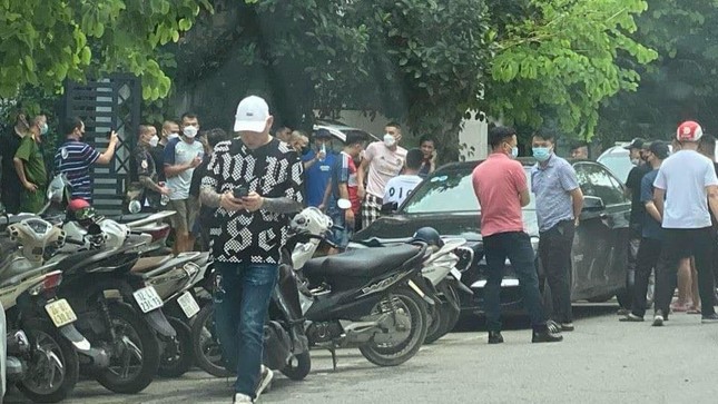 Vụ x&ocirc; x&aacute;t tại C&ocirc;ng ty bất động sản ở H&agrave; Nội: Kh&ocirc;ng nợ nhưng bị nhiều đối tượng xăm trổ bao v&acirc;y, dọa nạt - Ảnh 2.