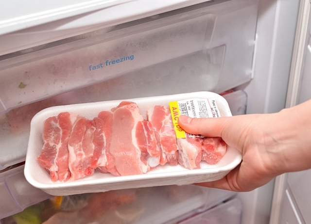 Vì sao bảo quản thịt trong môi trường đông lạnh giữ được chất lượng thực phẩm lâu hơn ở nhiệt độ thường? - Ảnh 3.