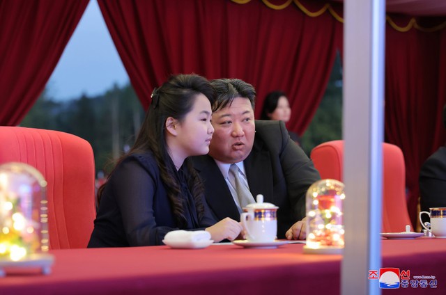 Yonhap: Con gái ông Kim Jong Un mặc trang phục khác thường sau 2 tháng vắng bóng, gây sốt ở Hàn Quốc - Ảnh 6.