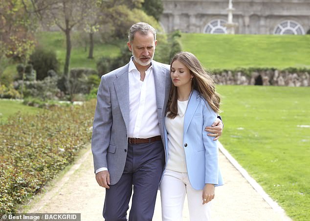 Gia đình hoàng gia Tây Ban Nha xuất hiện rạng rỡ trong loạt ảnh mới, Leonor xứng danh công chúa đẹp nhất châu Âu - Ảnh 5.