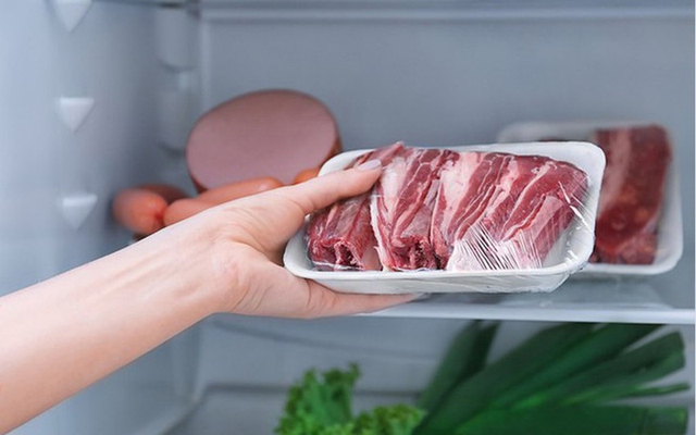 Vì sao bảo quản thịt trong môi trường đông lạnh giữ được chất lượng thực phẩm lâu hơn ở nhiệt độ thường? - Ảnh 2.