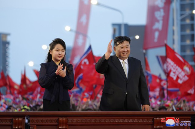 Yonhap: Con gái ông Kim Jong Un mặc trang phục khác thường sau 2 tháng vắng bóng, gây sốt ở Hàn Quốc - Ảnh 4.