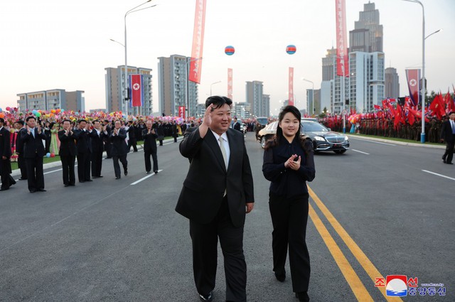 Yonhap: Con gái ông Kim Jong Un mặc trang phục khác thường sau 2 tháng vắng bóng, gây sốt ở Hàn Quốc - Ảnh 2.