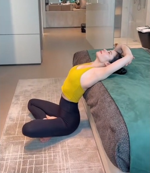 3 Yoga-Positionen helfen, Rückenfett zu reduzieren, die Bauchmuskeln zu straffen und Altersfalten vorzubeugen – Foto 2.
