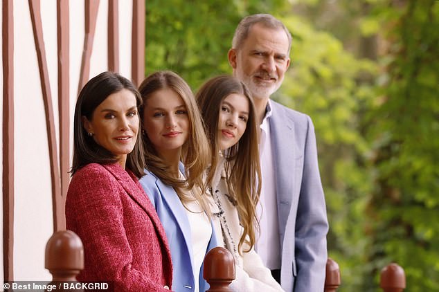 Gia đình hoàng gia Tây Ban Nha xuất hiện rạng rỡ trong loạt ảnh mới, Leonor xứng danh công chúa đẹp nhất châu Âu - Ảnh 1.