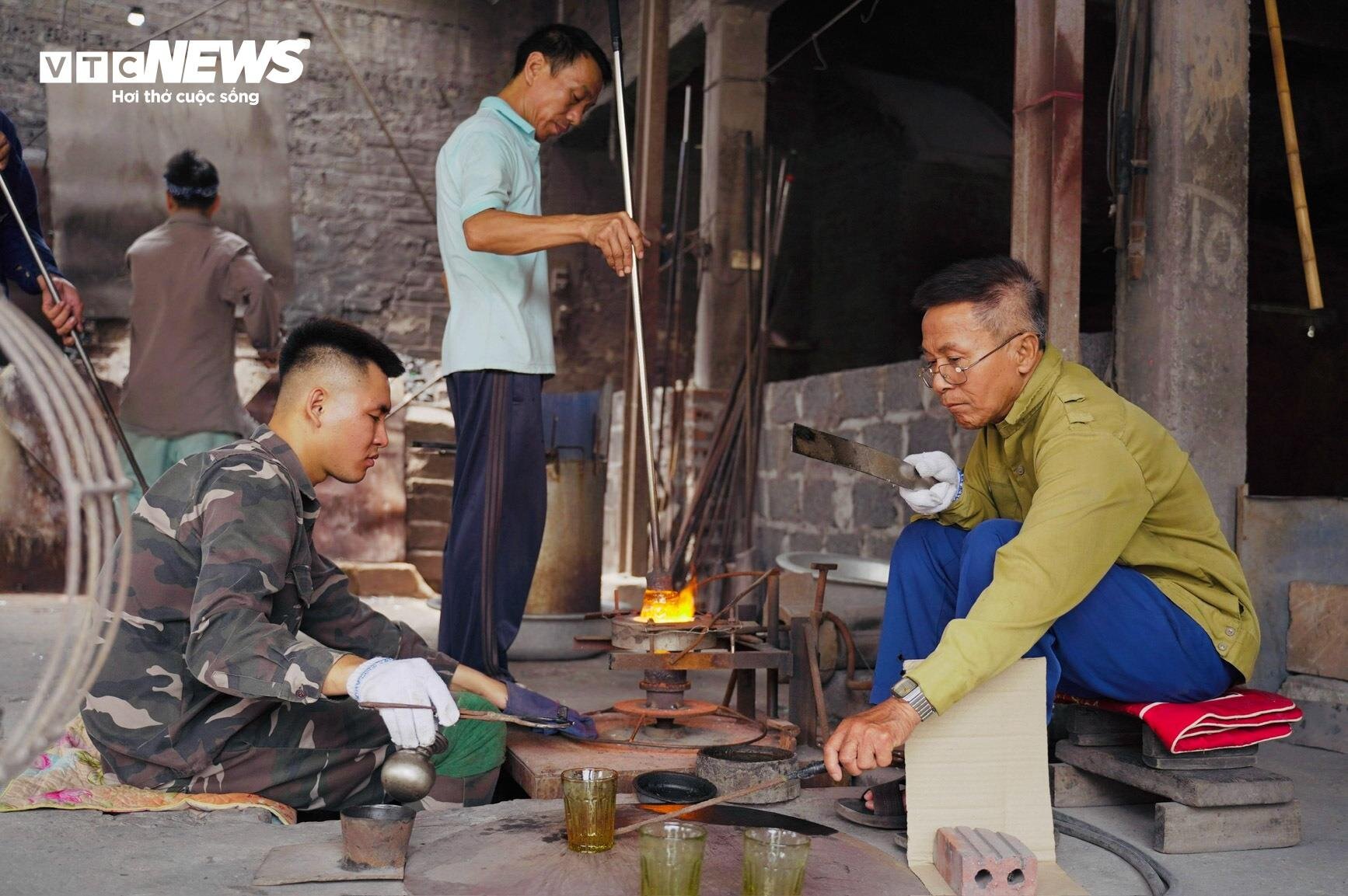 Về làng nghề làm cốc bia hơi ‘cóc gặm’ nổi tiếng Thành Nam