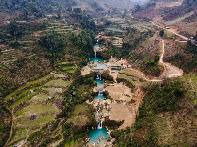 Phát hiện thác nước 7 tầng được mệnh danh là tuyệt tình cốc như trong phim, cách Hà Nội 200km - Ảnh 2.