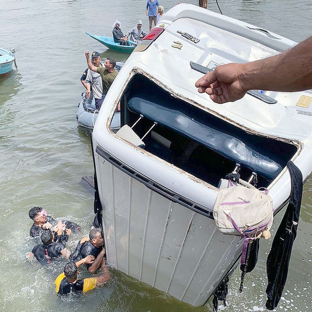 Bi kịch sông Nile: Xe chở khách lao xuống dòng nước, ít nhất 10 phụ nữ và trẻ em thiệt mạng