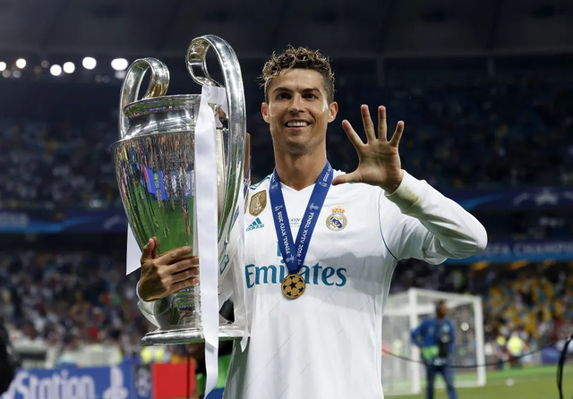10 cầu thủ châu Âu xuất sắc nhất lịch sử: Ronaldo chễm chệ ngôi đầu, vượt mặt dàn cầu thủ huyền thoại - Ảnh 10.