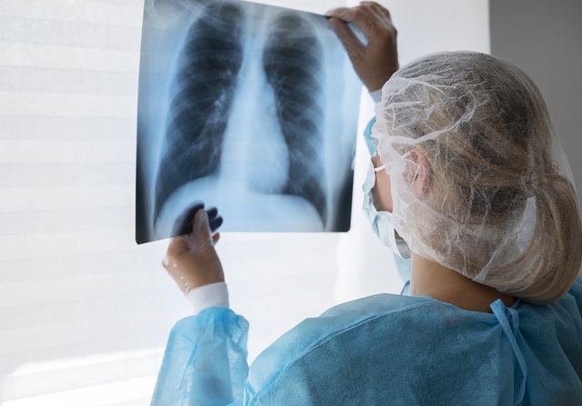 Tưởng chỉ cảm lạnh, người đàn ông bất ngờ nhận tin ung thư phổi: Triệu chứng cảnh báo hơn 1 tuần nhưng bị bỏ qua - Ảnh 3.
