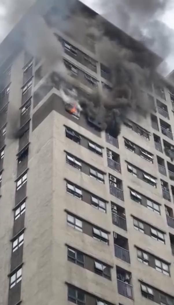 Hà Nội: Lửa cháy ngùn ngụt tại căn hộ chung cư The Vesta, người dân hốt hoảng - Ảnh 1.