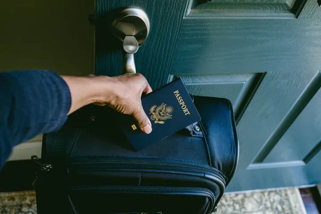 Sai lầm phổ biến đối với hộ chiếu khiến bạn có thể bỏ lỡ chuyến du lịch của mình - Ảnh 1.