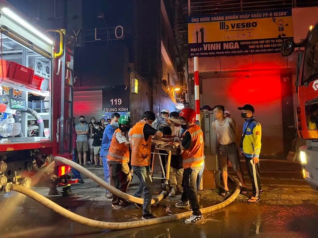NÓNG: Cháy nhà trọ 5 tầng ở Hà Nội, 14 người tử vong - Ảnh 2.