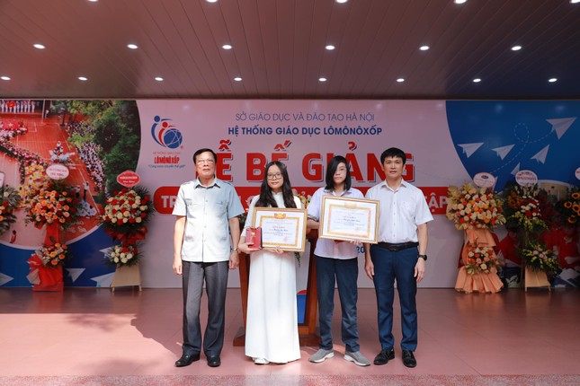 Một trường học ở Hà Nội thưởng 3 chỉ vàng cho học sinh tiêu biểu - Ảnh 1.