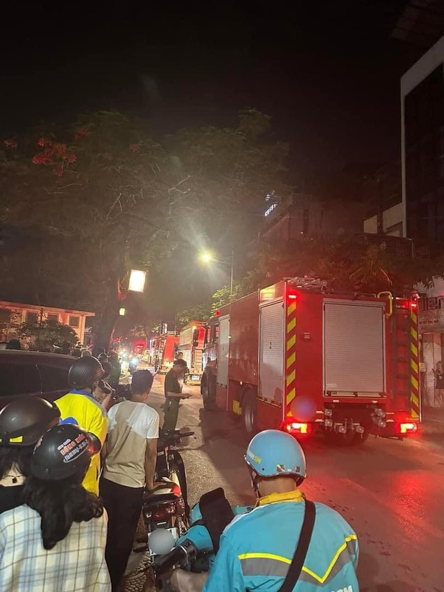 NÓNG: Cháy nhà trọ 5 tầng ở Hà Nội, 14 người tử vong - Ảnh 1.